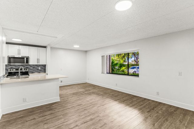 507 Meadows Circle, Boynton Beach, FL 33436