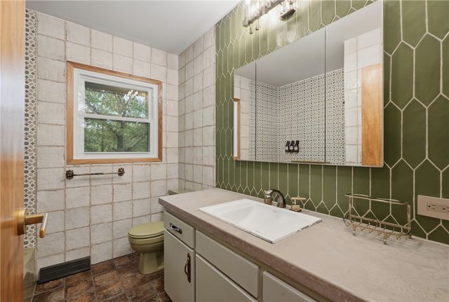 71 Parkway, Eureka Springs, AR 72632