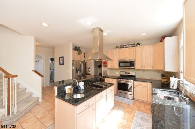 21 Split Rock Rd, North Haledon Boro, NJ 07508