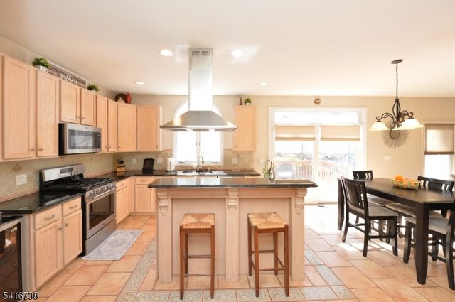 21 Split Rock Rd, North Haledon Boro, NJ 07508