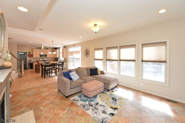 21 Split Rock Rd, North Haledon Boro, NJ 07508