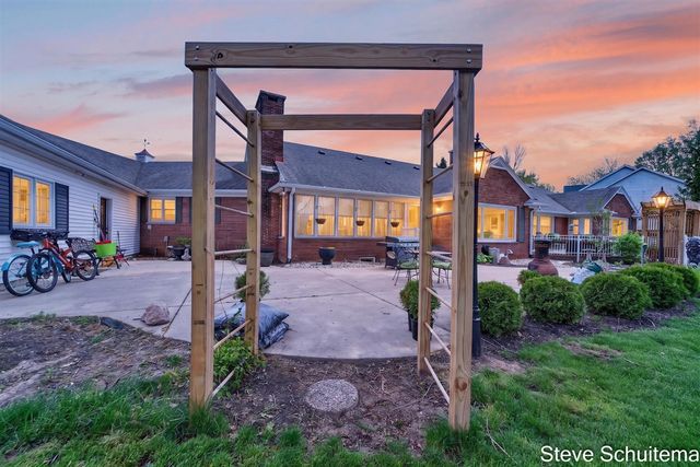 3109 S Bluff Court, Hudsonville, MI 49426
