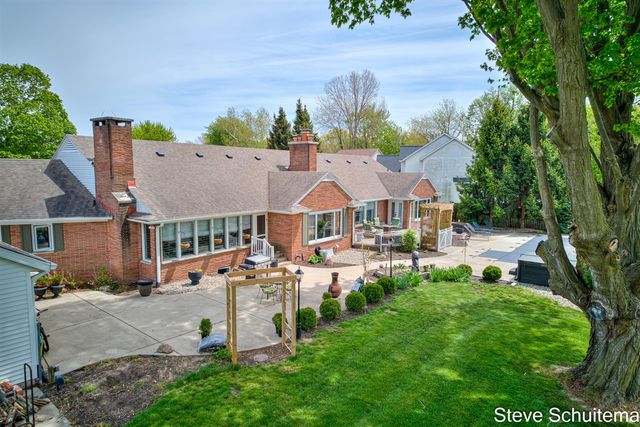 3109 S Bluff Court, Hudsonville, MI 49426