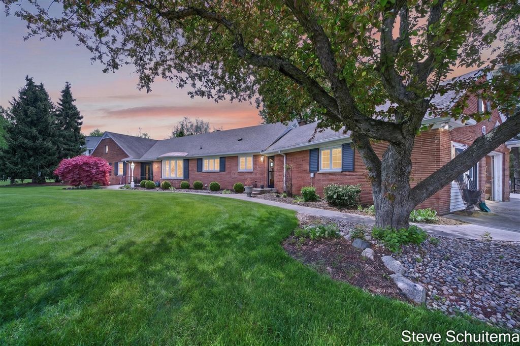 3109 S Bluff Court, Hudsonville, MI 49426