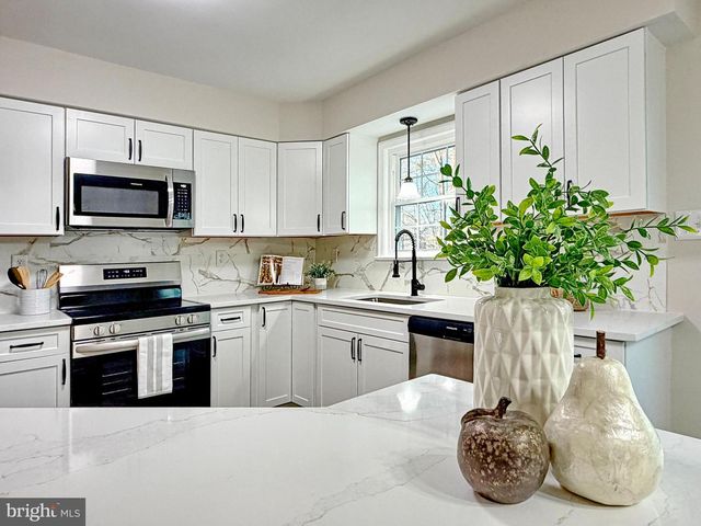 6887 KANGAROO DR, Waldorf, MD 20603