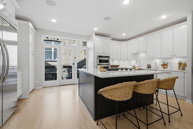 1856 W Superior Street, Chicago, IL 60622