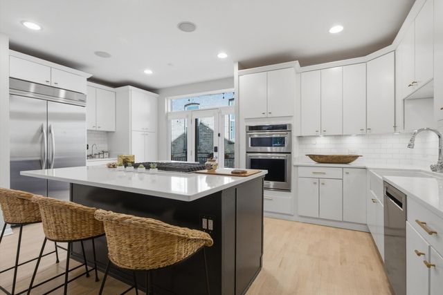 1856 W Superior Street, Chicago, IL 60622