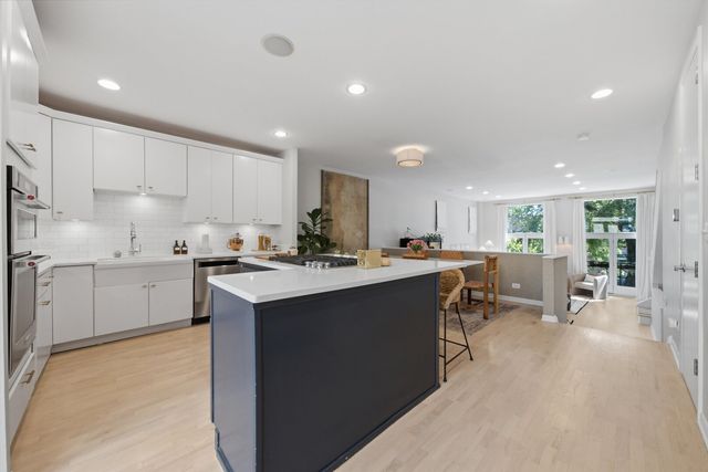 1856 W Superior Street, Chicago, IL 60622