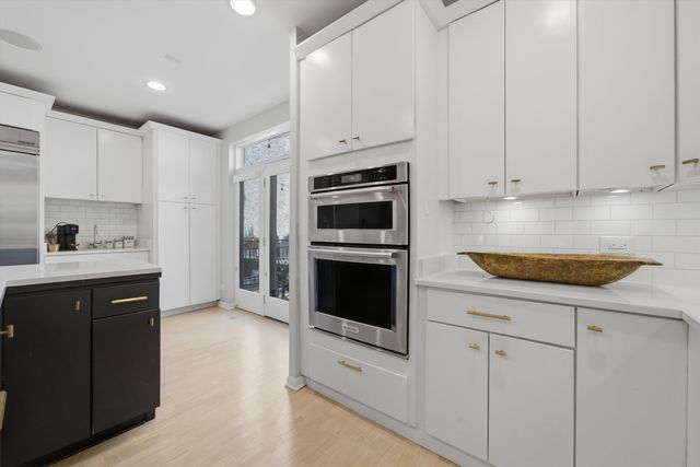 1856 W Superior Street, Chicago, IL 60622