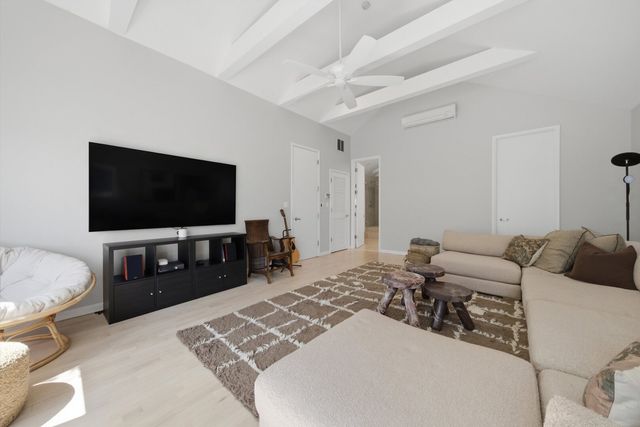 1856 W Superior Street, Chicago, IL 60622