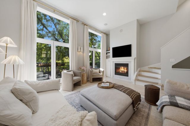 1856 W Superior Street, Chicago, IL 60622