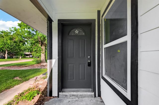 5751 Thrush Drive, Houston, TX 77033