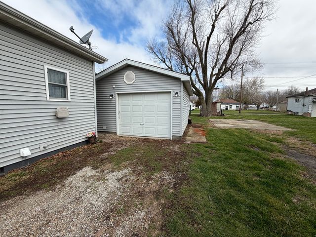 609 E Clay Street, Clinton, IL 61727