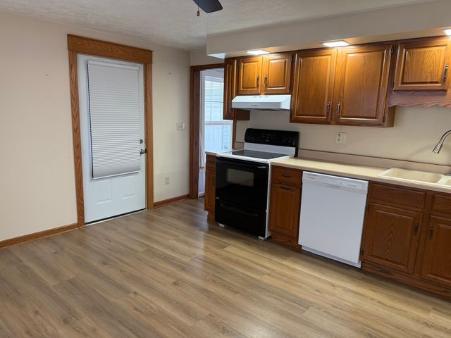 609 E Clay Street, Clinton, IL 61727