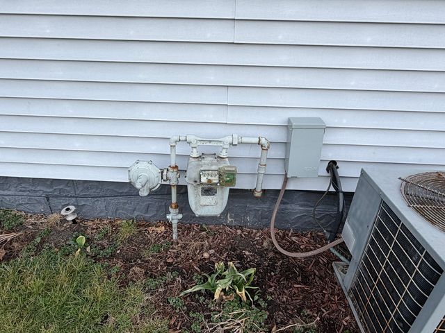 609 E Clay Street, Clinton, IL 61727