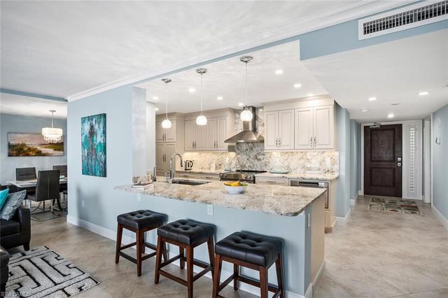 10851 Gulf Shore DR # 402, Naples, FL 34108