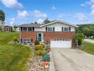 511 Newport Drive, Hempfield Twp, PA 15601