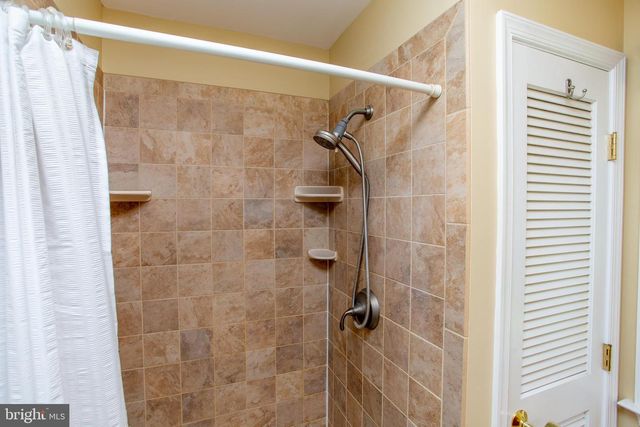 117 CIRCLE DR S, Lambertville, NJ 08530