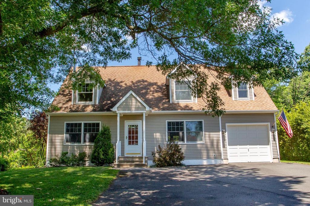 117 CIRCLE DR S, Lambertville, NJ 08530