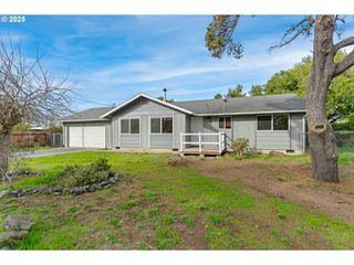 1700 LAKESHORE Dr, Coos Bay, OR 97420
