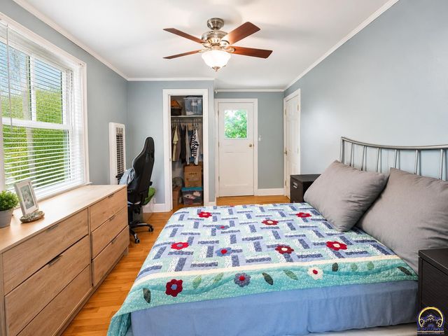 1811 SW Oakley AVE, Topeka, KS 66604