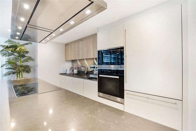 1000 Brickell Plz 1902, Miami, FL 33131