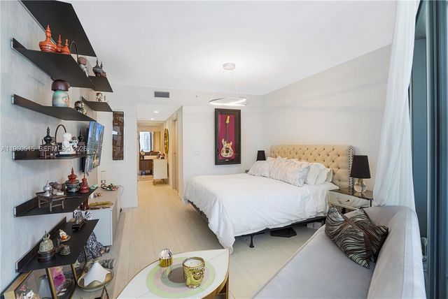 1000 Brickell Plz 1902, Miami, FL 33131