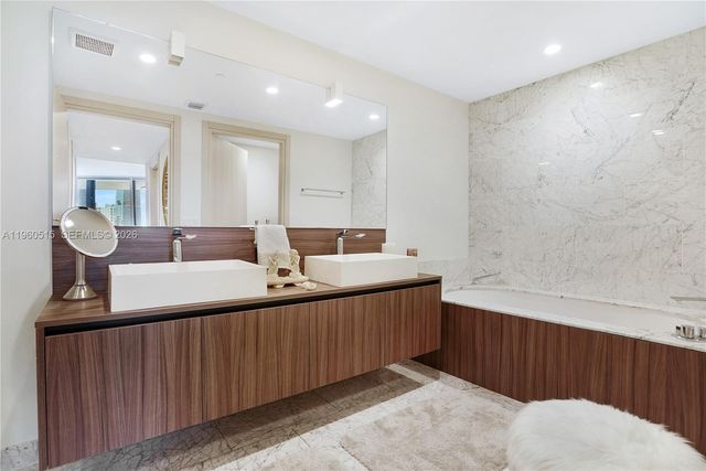 1000 Brickell Plz 1902, Miami, FL 33131