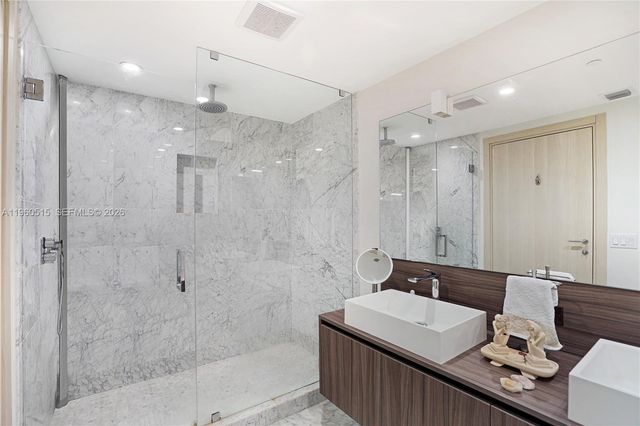 1000 Brickell Plz 1902, Miami, FL 33131