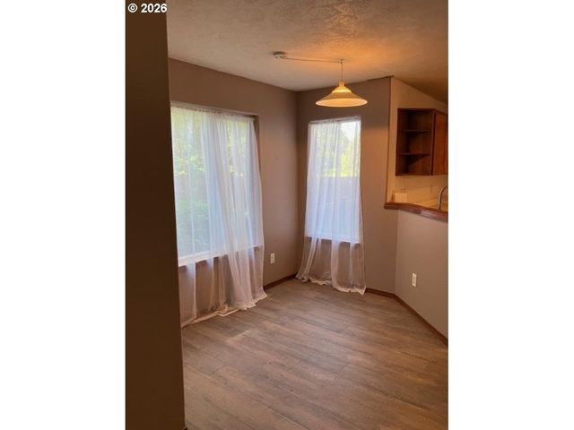 945 Ne Lija Loop, Portland, OR 97211