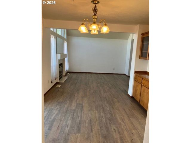 945 Ne Lija Loop, Portland, OR 97211