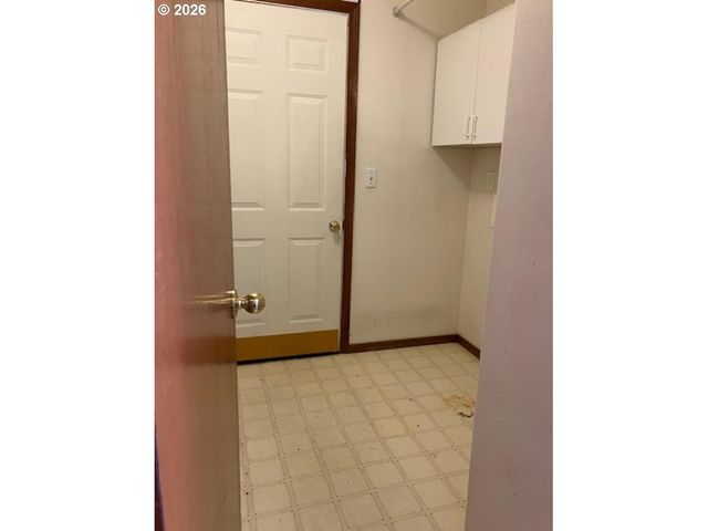 945 Ne Lija Loop, Portland, OR 97211