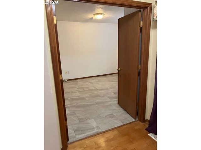 945 Ne Lija Loop, Portland, OR 97211