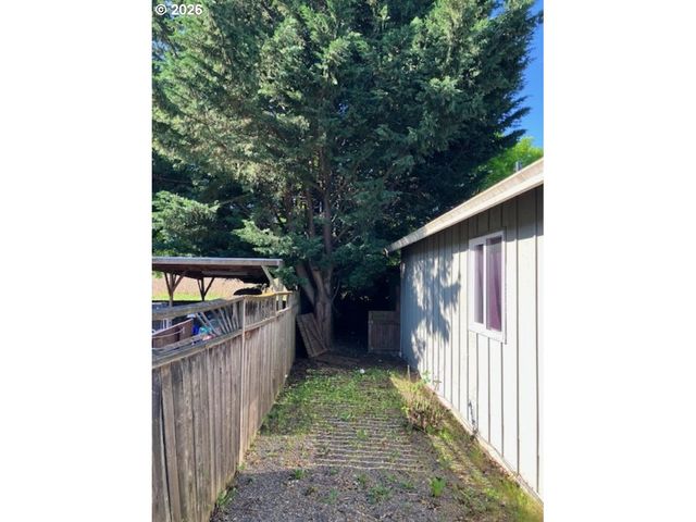 945 Ne Lija Loop, Portland, OR 97211
