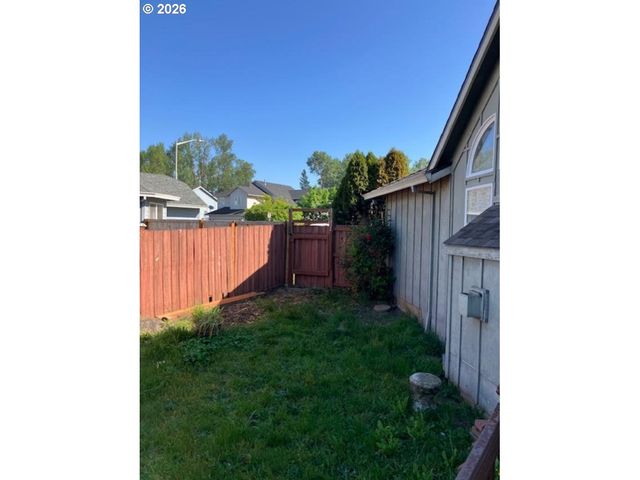 945 Ne Lija Loop, Portland, OR 97211