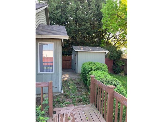 945 Ne Lija Loop, Portland, OR 97211