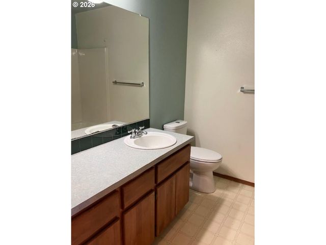945 Ne Lija Loop, Portland, OR 97211