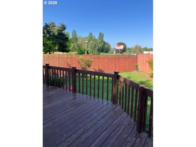 945 Ne Lija Loop, Portland, OR 97211