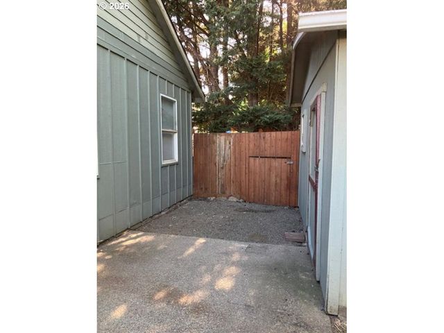 945 Ne Lija Loop, Portland, OR 97211