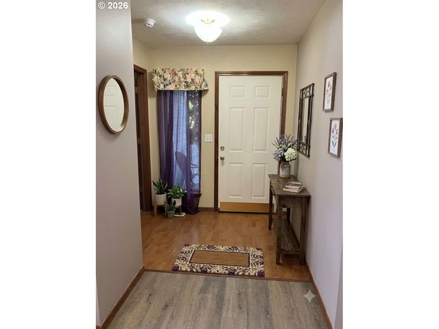 945 Ne Lija Loop, Portland, OR 97211