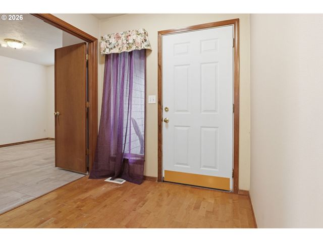945 Ne Lija Loop, Portland, OR 97211