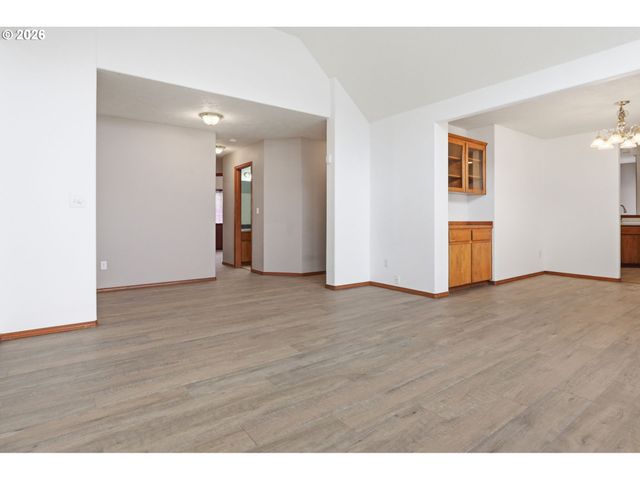 945 Ne Lija Loop, Portland, OR 97211