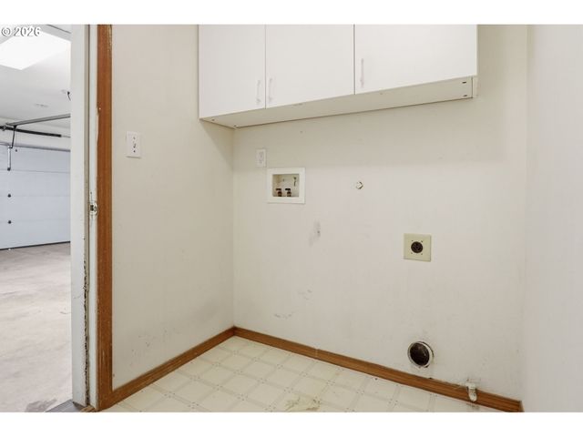 945 Ne Lija Loop, Portland, OR 97211