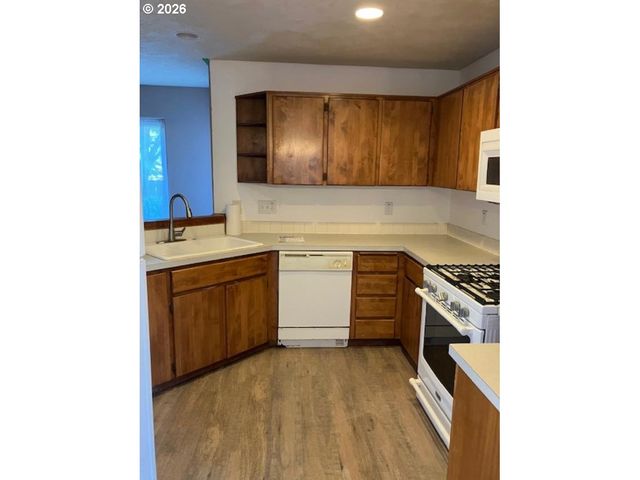 945 Ne Lija Loop, Portland, OR 97211