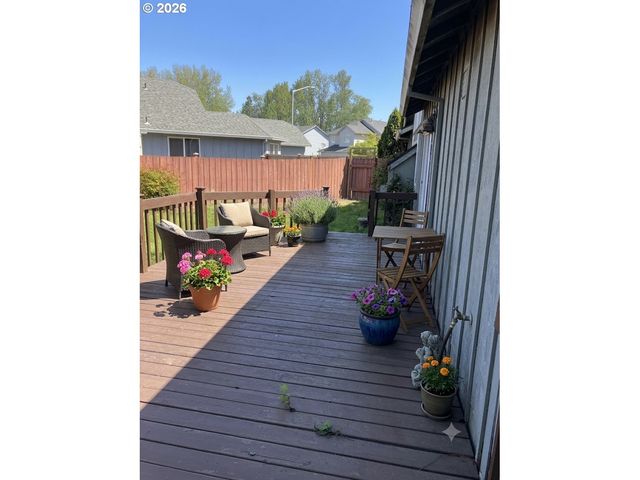 945 Ne Lija Loop, Portland, OR 97211