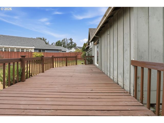 945 Ne Lija Loop, Portland, OR 97211