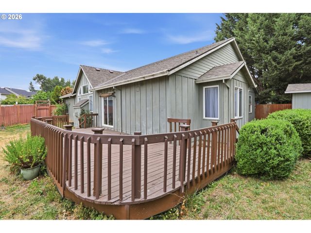 945 Ne Lija Loop, Portland, OR 97211