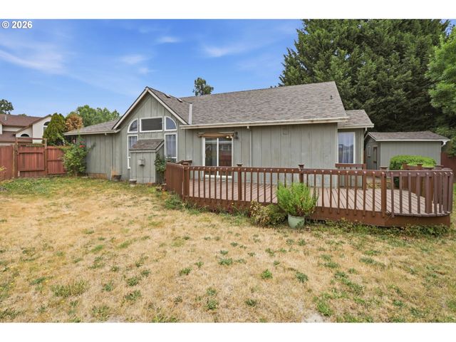 945 Ne Lija Loop, Portland, OR 97211