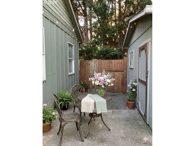 945 Ne Lija Loop, Portland, OR 97211