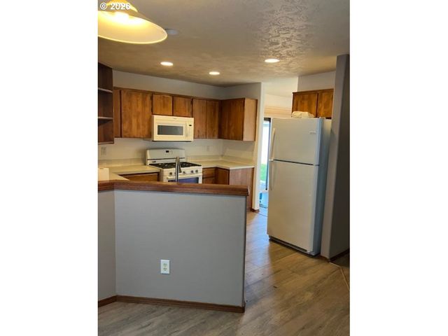 945 Ne Lija Loop, Portland, OR 97211